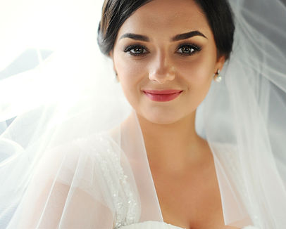 lächelnde Braut, Brautstyling, Hochzeitsfrisur, Make Up
