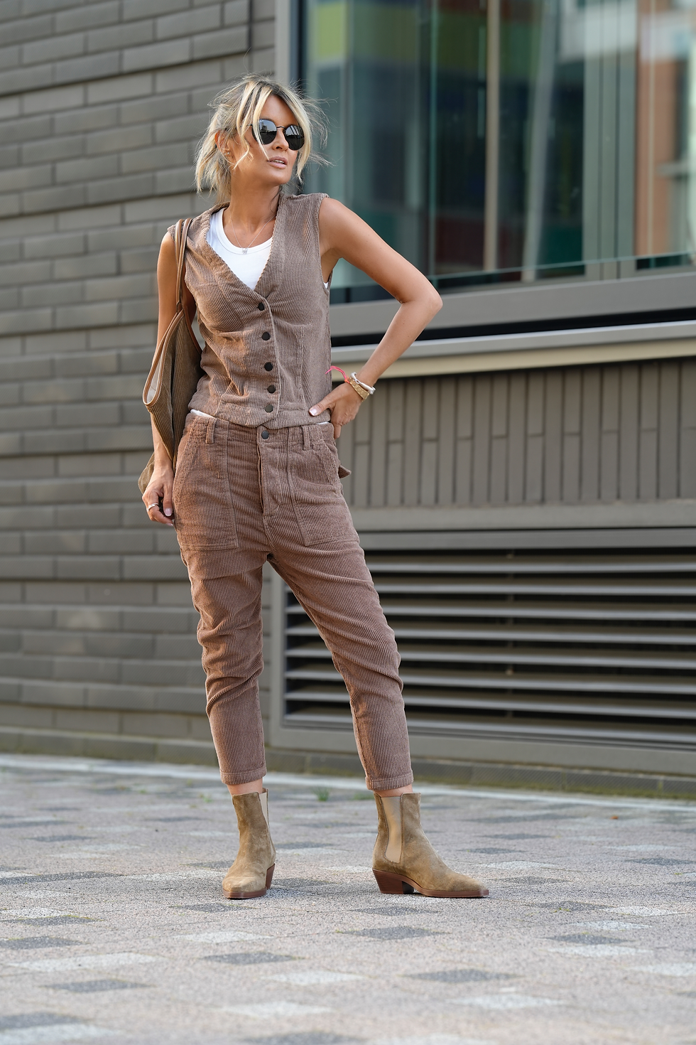 Miniaturbild: CORDUROY VEST FREYAIN BROWN