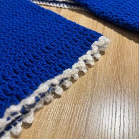 Le Very Much Top

Bleu électrique, blanc.

Cette pièce a été créée sur mesure.