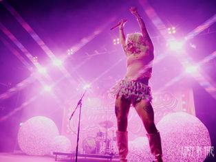 Scene Queen performing