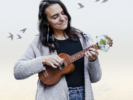 Renée an der Ukulele