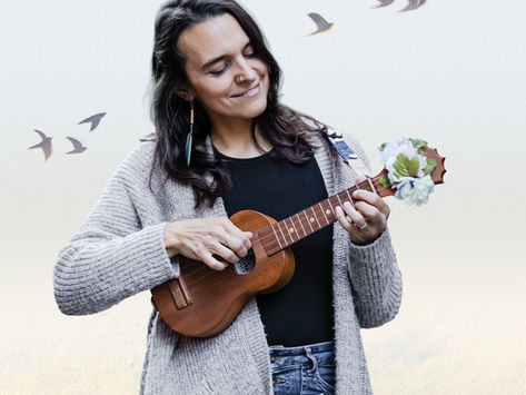 Renée an der Ukulele