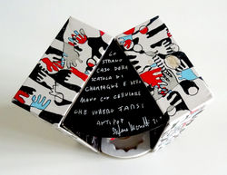 Lo strano caso della scatola di champagne e della mano con cellulare che vollero farsi Antipop