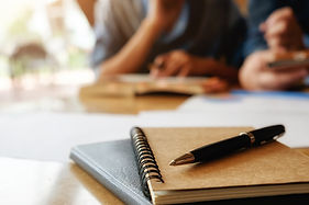 concept-education-etudiant-etudiant-faisant-remue-meninges-concept-du-campus-gros-plan-etu