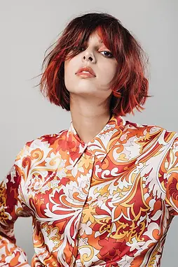 Vibrant Kollektion Model 4 mit kinnlangem rotem Shag Haarschnitt