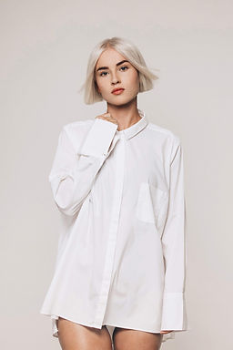 Pure Elegance Kollektion Model 3 mit Bob Haarschnitt in Blond