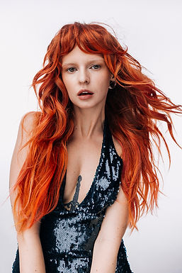 Pure Energy Kollektion Model 2 mit Butterfly Cut und Beach Waves in Haarstruktur gestylt und roter Haarfarbe