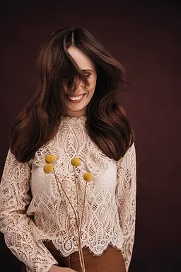 Back to nature Kollektion Model 2 mit rotbrauner Haarfarbe und Butterfly Haarschnitt