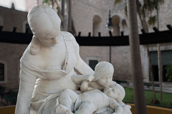 Parque a la Maternidad sits in the historic center, next to Iglesia de Jesús and the José Peón Contreras Theater.