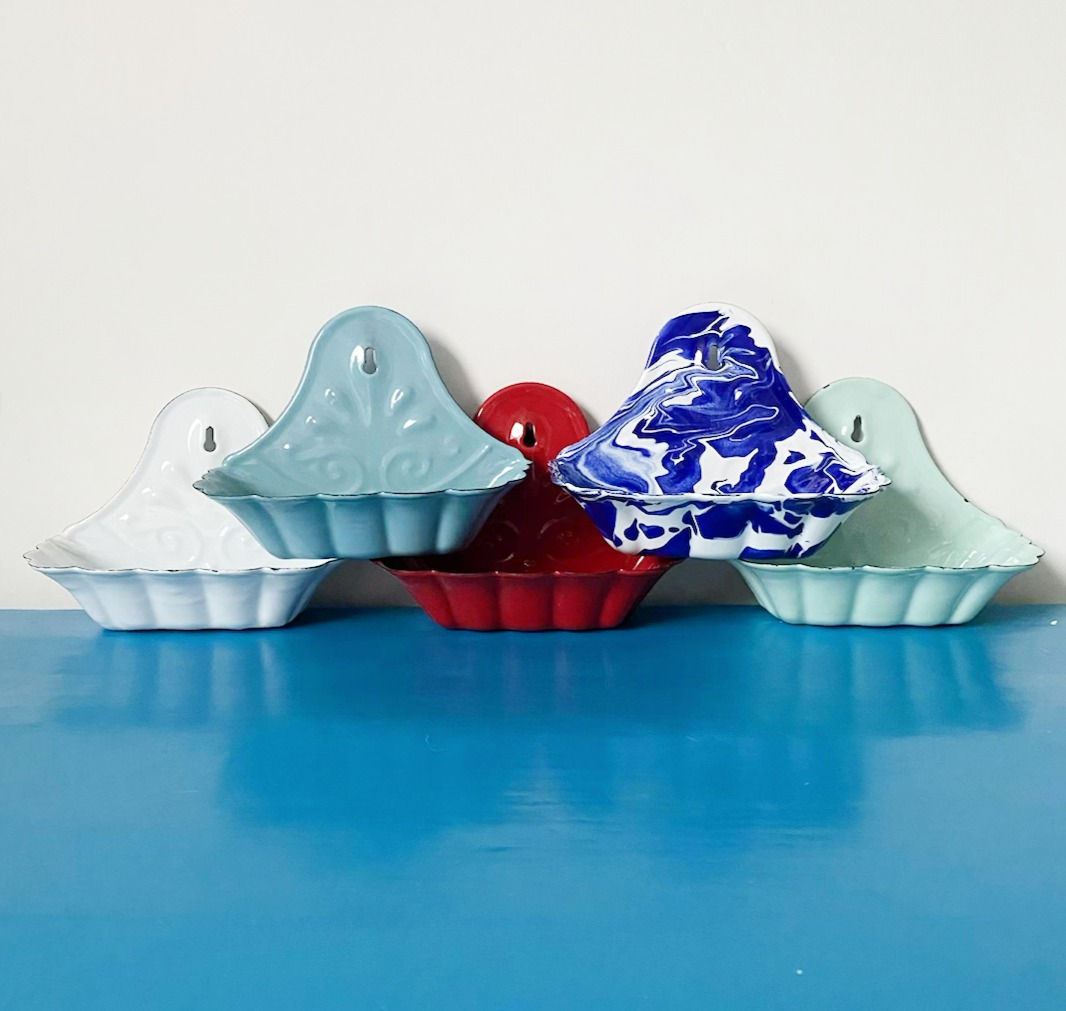 Vintage style enamel soap dish