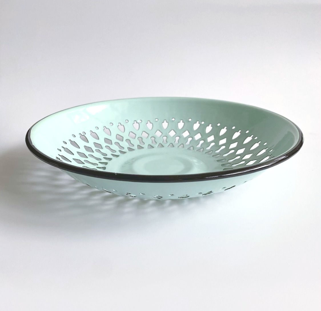 Bread basket in pale turquoise with black rim