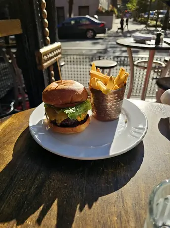 Pete's Tavern Gramercy Burger