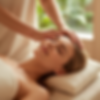 Frau liegt auf Massageliege, Augen geschlossen, sanftes zufriedenes Lächeln wie im Schlaf,
