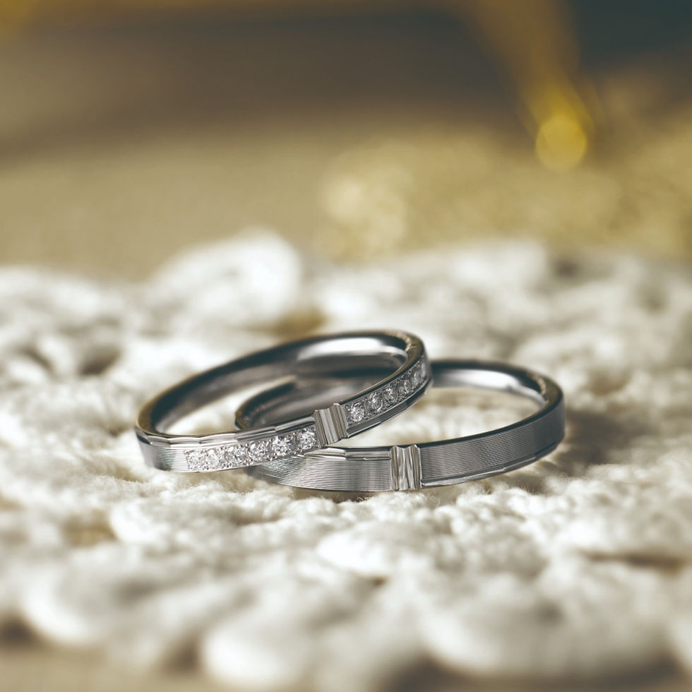 結婚指輪は、これから増えていく大切な思い出を刻んでいくもの。 そんな想いを大切にしたいお二人におすすめなのが、パイロットブライダルの『メモリー』です。  シンプルな中に“時間と共に価値が深まる”魅力を持った人気モデルです。  『メモリー』の魅力①：時を重ねるほど愛着が深まるデザイン  『メモリー』は、派手さを抑えたシンプルなデザイン。  ✔ 流行に左右されない王道スタイル ✔ 長年使っても飽きがこない ✔ 年齢を重ねても自然に似合う  結婚当初だけでなく、10年後・20年後も違和感なく身に着けられます。  『メモリー』の魅力②：二人だけの“記憶”を刻める  名前の通り、『メモリー』は「思い出」を大切にするモデル。  ✔ 記念日やメッセージの刻印が映える ✔ シンプルだからこそ意味が際立つ ✔ 世界にひとつだけの指輪にできる  これからの人生の節目ごとに、より特別な存在になっていきます。  『メモリー』の魅力③：長く使える安心の品質  パイロットコーポレーションが手がけるパイロットブライダルは、品質の高さでも定評があります。  ✔ 傷がつきにくい高硬度素材 ✔ 変形しにくく長持ち ✔ 毎日使っても安心  「思い出を刻む指輪だからこそ、長く使えること」は大切なポイントです。  『メモリー』はこんな方におすすめ  ・シンプルで長く使える結婚指輪が欲しい ・記念日や刻印にこだわりたい ・派手すぎない落ち着いたデザインが好き ・品質と安心感を重視したい  価格帯も安心  パイロットブライダルは、高品質ながら手の届きやすい価格帯も魅力。  ✔ コストパフォーマンスが高い ✔ 無理なく購入できる ✔ 初めての指輪選びにもおすすめ  「一生ものだけど現実的な価格で選びたい」方にぴったりです。  まとめ｜『メモリー』は“これからの人生を刻む指輪”  結婚指輪は、ただのアクセサリーではなく、 これからの人生そのものを刻んでいく存在です。  ✔ シンプルで長く使える ✔ 思い出を刻める ✔ 安心して使い続けられる  そんな理想を叶えてくれるのが『メモリー』。  「これからの時間を大切にしたい」お二人に、ぜひ選んでいただきたい結婚指輪です。  👉 実際に着けてみると、シンプルだからこそ分かる“質の良さ”を実感できます。 気になる方は、ぜひ店頭でご試着ください。