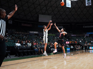 Menʻs Basketball Strikes Down Hilo: A Photo Essay