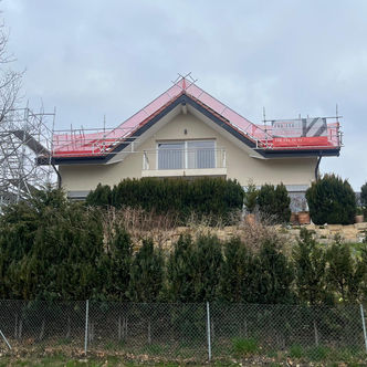 Échafaudage installé sur une toiture inclinée à Arzier-Le Muids, dans le canton de Vaud, pour permettre la pose de panneaux solaires photovoltaïques en toute sécurité.