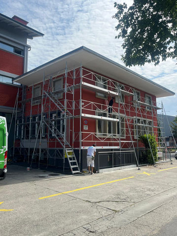 Échafaudage de façade sécurisé pour travaux de rénovation extérieure sur bâtiment professionnel à Renens, canton de Vaud.