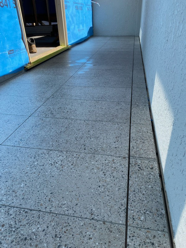 Discrete tile insert, wall to tile drain