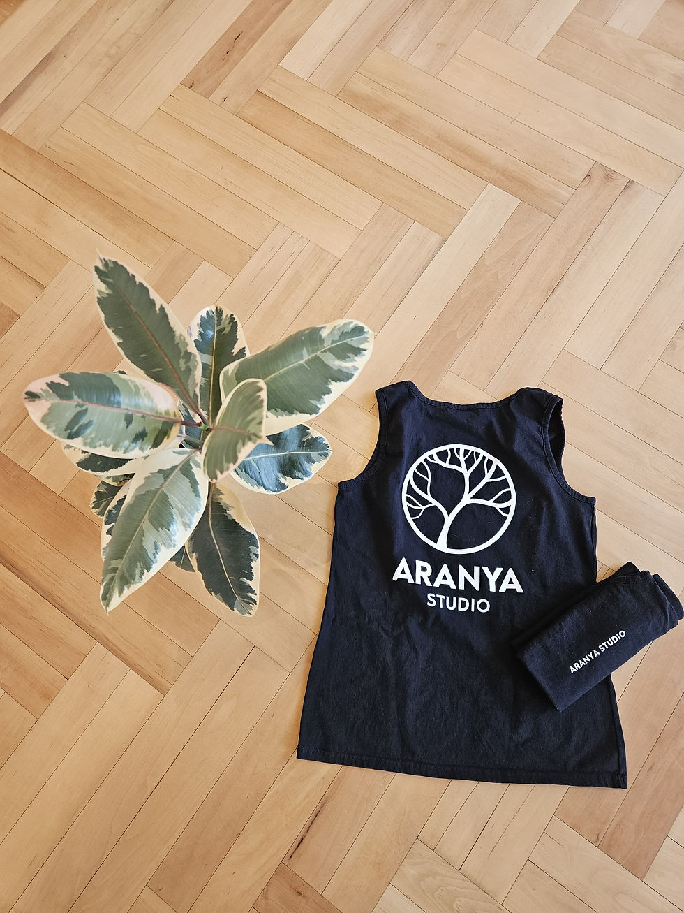 ARANYA Tank Top Rückseite mit Logo und gefaltete Vorderseite mit Schriftzug