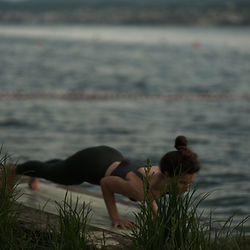 Yogapose im Grünen mit entspannter Atmosphäre im ARANYA Studio Zürich