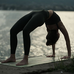 Yoga in der Natur zur Förderung von Balance und Entspannung in Zürich