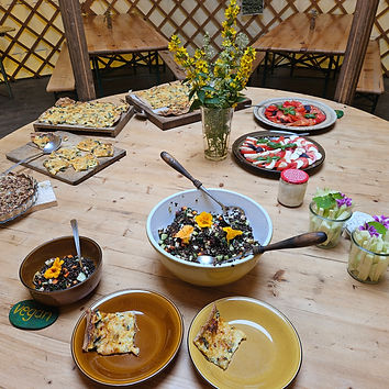 Snacks in der Essensjurte dekoriert mit Blumen, im Yoga und Wildpflanzen Retreat im Jurtendorf.