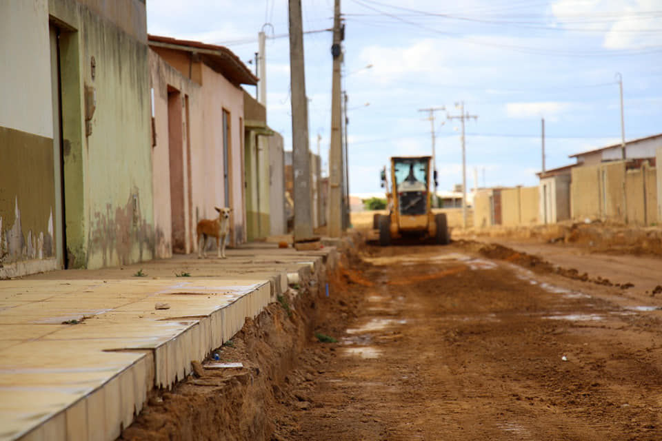 ESTAMOS TRABALHANDO DIOTURNAMENTE PARA REALIZAR A MAIOR PAVIMENTAÇÃO QUE NOSSO MUNICÍPIO JÁ VIU