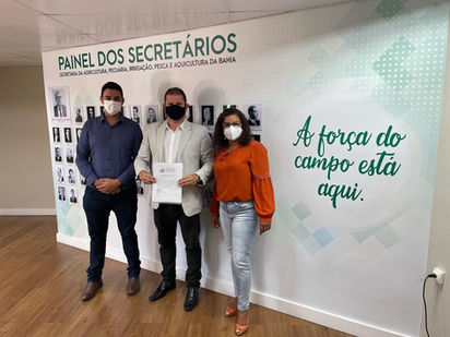 SECRETÁRIA DE AGRICULTURA DE BELO CAMPO É CONTEMPLADA COM UMA CARRETA AGRÍCOLA E UM ARADO 