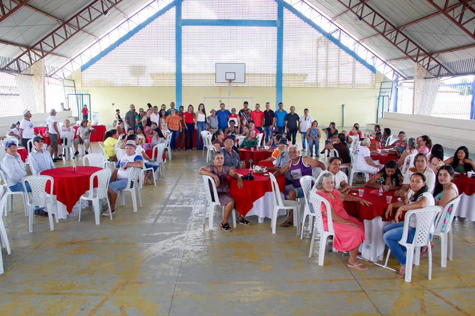 CRAS REALIZA ALMOÇO EM COMEMORAÇÃO AO NATAL E ANO NOVO