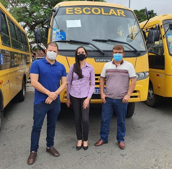 O PREFEITO QUINHO E A SECRETÁRIA DE EDUCAÇÃO RECEBEM  ÔNIBUS DO PROGRAMA CAMINHO DA ESCOLA