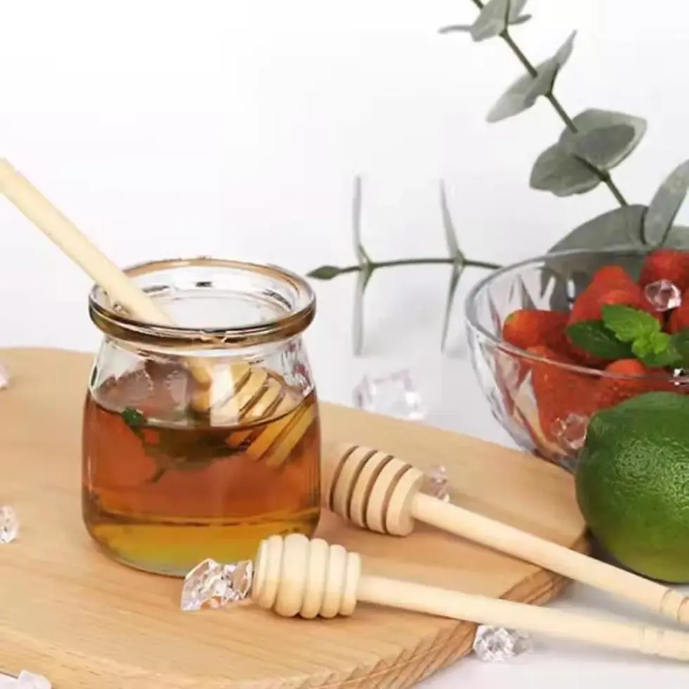 Cuillère à miel en bois servant du miel sur une tartine