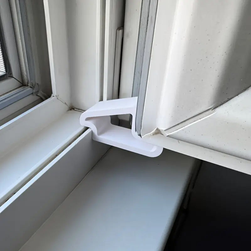 Butée bloque fenêtre maintenant une fenêtre ouverte en toute sécurité