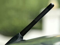Antenne voiture fibre carbone 12 cm installée sur une voiture