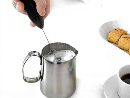 Mousseur à lait à pile préparant une mousse crémeuse pour un cappuccino.