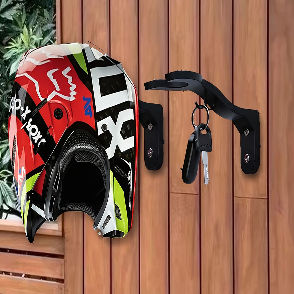 Crochet mural porte casque moto avec support pour casque, veste et équipements installé dans un garage.