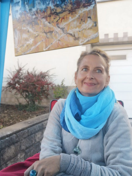 Eine Frau in ihrem Marktstand
