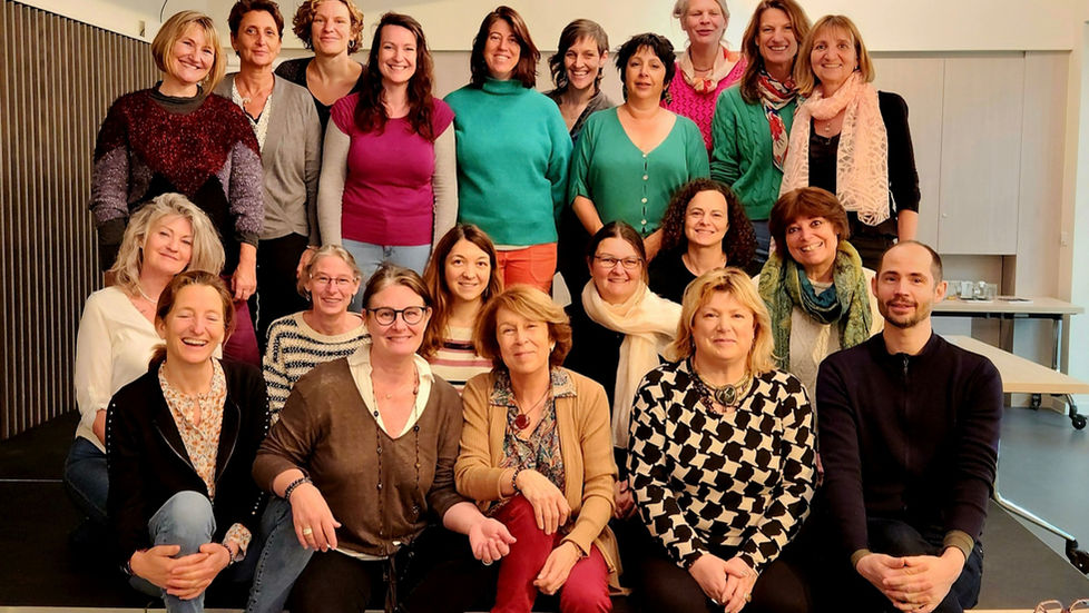 Notre approche est innovante : nous ne  connaissons aucune autre méthode qui allie aussi intimement les différents arts, la  PNL, la systémie et l'hypnose sur les enjeux féminins : la connaissance et  l'acceptation de soi, l'estime de soi, les transitions de vie, l'impact des pensées et  des émotions, la transmission intergénérationnelle … avec des outils immédiatement  applicables.