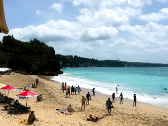 Dreamland Beach Bali in Uluwatu showing wide sandy beach and ocean waves