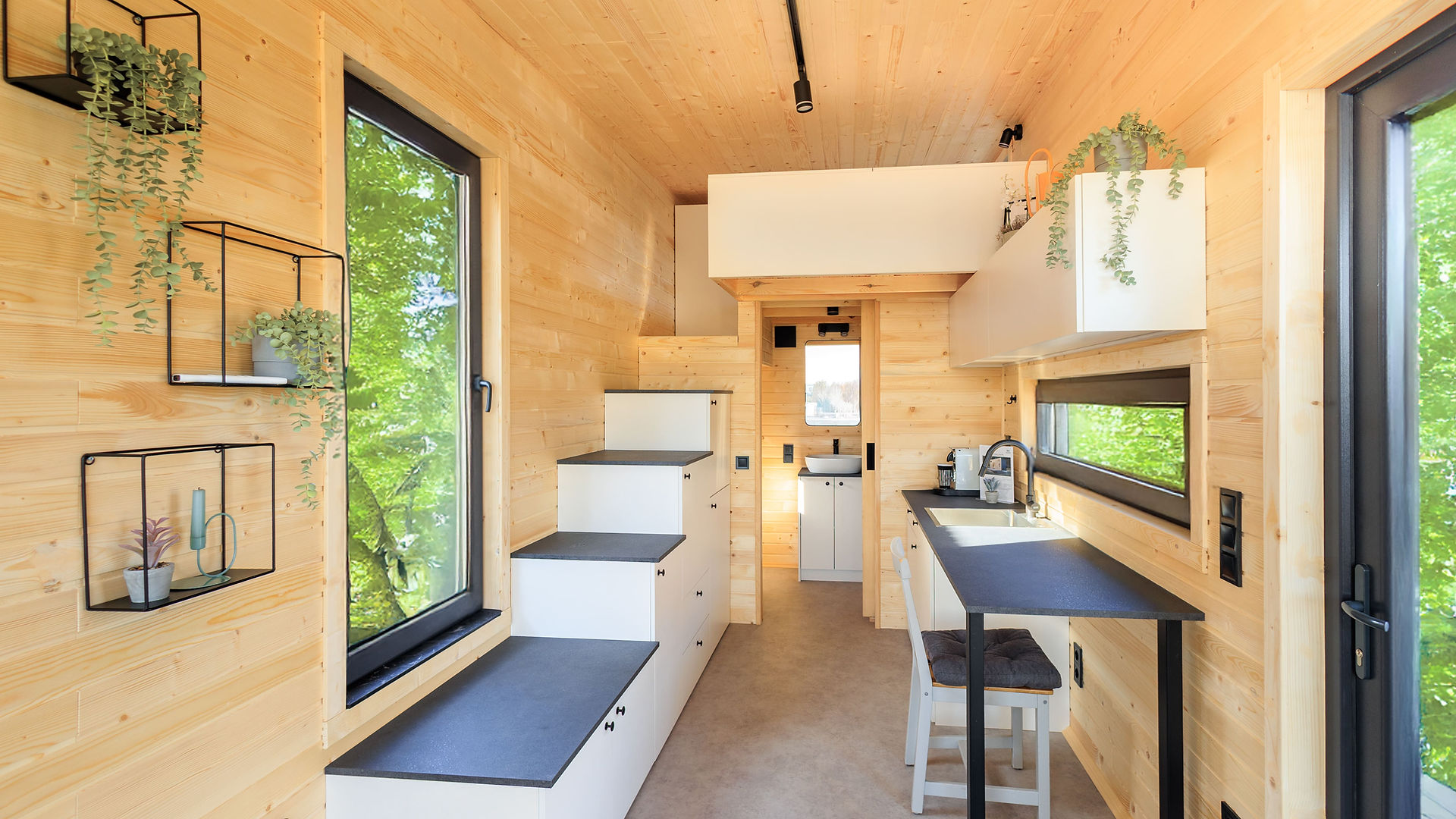 LivianEssence Tiny House auf Trailer – naturnah aufgestellt im Grünen