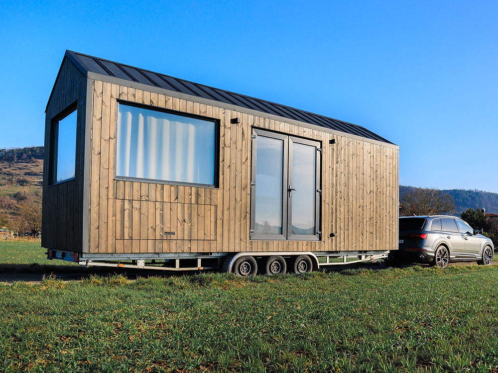 Tiny House Advance von LivianEssence – moderne Thermokiefer-Fassade