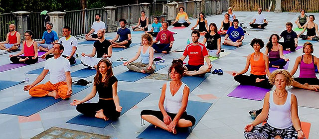 Online yoga course helping beginners and advanced students improve flexibility, strength, and mindfulness.