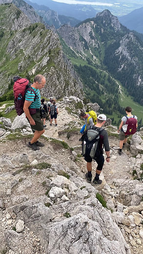 Wandergruppe auf einem Bergpfad in den Alpen