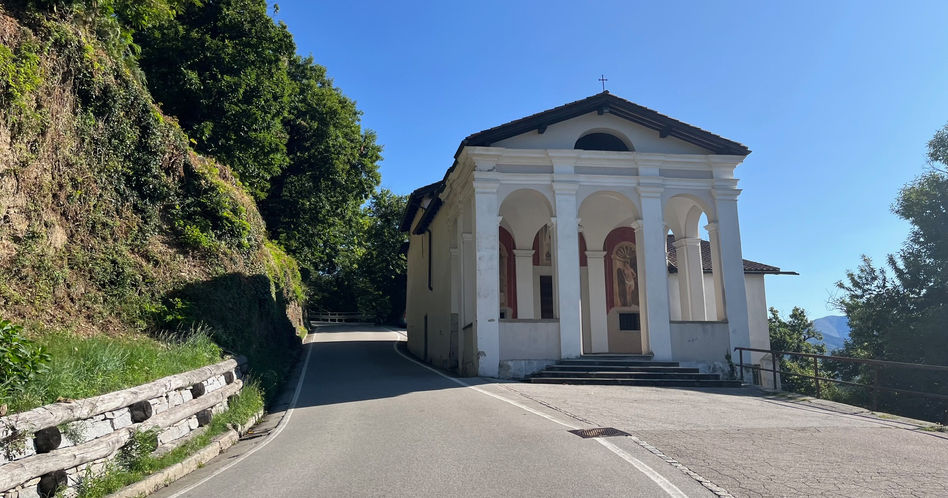 Strasse hinauf nach Arosio