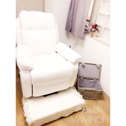 〈個室でリクライニングソファーで静かなサロン〉