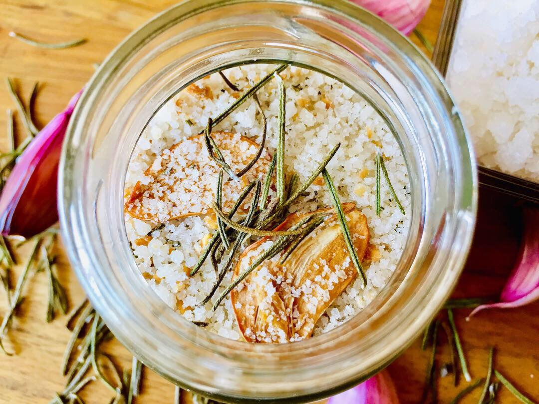 Sal de mar, ajo y romero