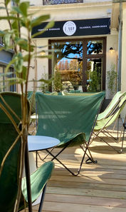 Louge terrasse de la brasserie É.toq à Carpentras