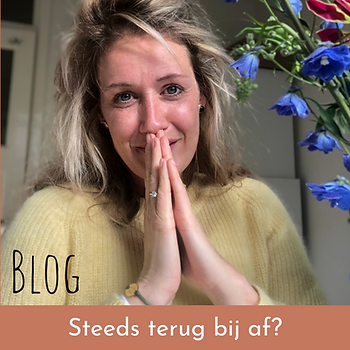 Marijke in een wollen trui met blauwe bloemen