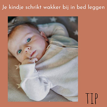 Baby ligt wakker in bed, omgeven door stervormig patroon. Tekst bovenaan: "Je kindje schrikt wakker bij in bed leggen". Thema: tip.