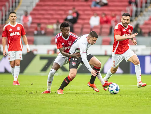 Vitória evolui defensivamente com Carille, mas erro coletivo resulta em derrota no Beira-Rio.