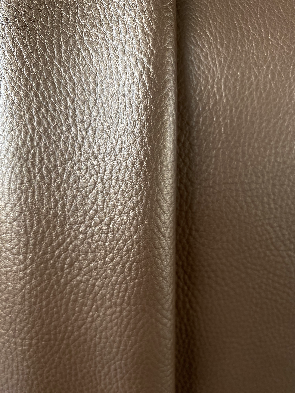 The pearl leather created by Tirrena Leather Processing, a tannery based in Lonigo (VI)